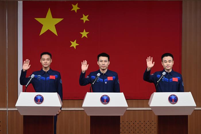 神舟十七号飞行乘组亮相