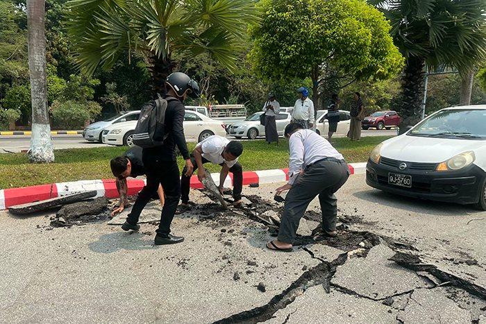 强震过后 缅甸首都道路现裂痕建筑倒塌受损